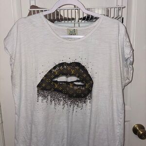 Edgy White Tee LV Lip Tee